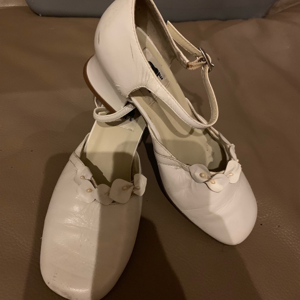 A line -pearlescent white leather girls dress shoe